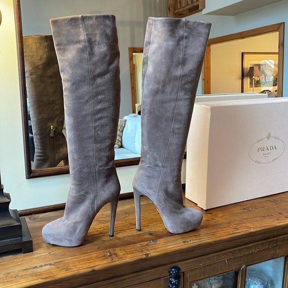 Stunning Prada suede platform boots. Only worn 4x. Size 40 - Picture 4 of 10